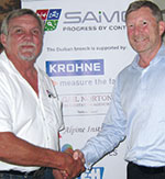 Hennie Prinsloo (left) thanks Rob MacKenzie for attending the AGM.